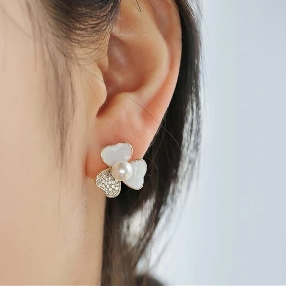Faux Pearl and Rhinestone Flower Stud Earrings Golden - Picture 1 of 5